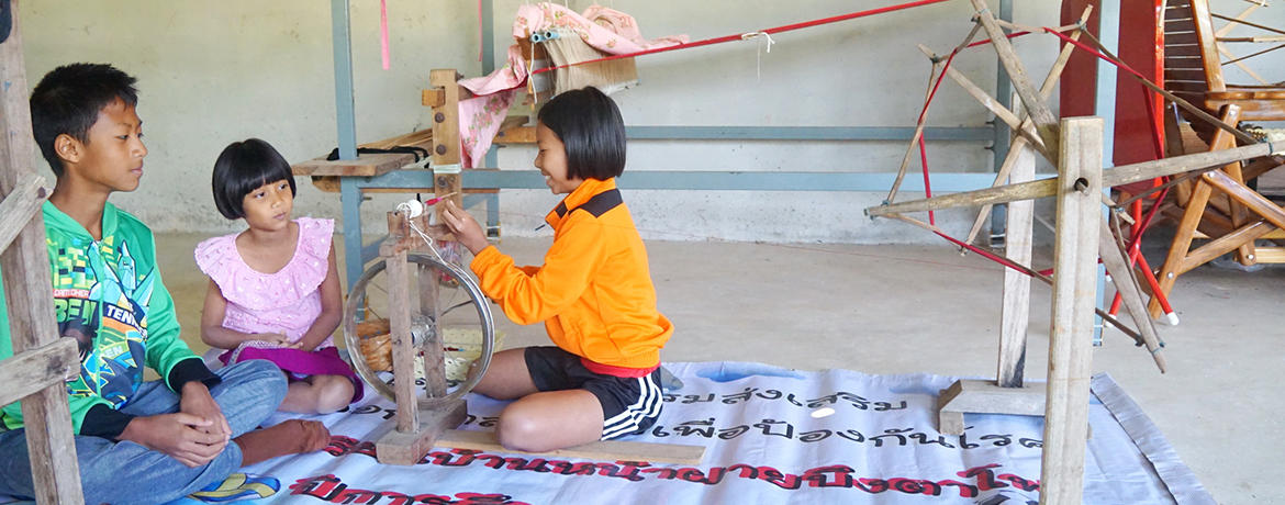 ‘เยาวชนสืบสานภูมิปัญญาท้องถิ่น เรียนรู้การปั่นด้ายและทอผ้า
