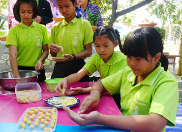 สองมือน้อยบรรจงปั้น ร่วมสืบสาน “ขนมต้มยวน”