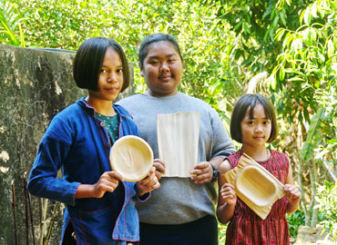 เยาวชน “บ้านสะนำ” ชวนกันทำ “จาน-ชาม” กาบหมาก