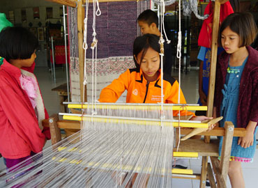 “เด็กนาตาโพ” ชวนกันไปสนุกเรียนรู้ “ปั่นด้าย-ทอผ้า”